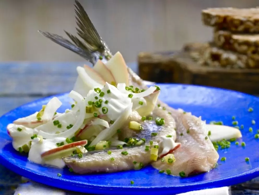 Шведские деликатесы: искусство приготовления селедки и уникальные соусы