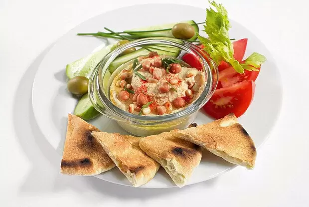 Нежный хумус с кедровыми орехами и кайенским перцем