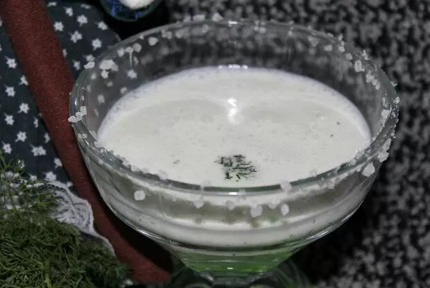 Освежающий кефирный напиток с огурцом и зеленью