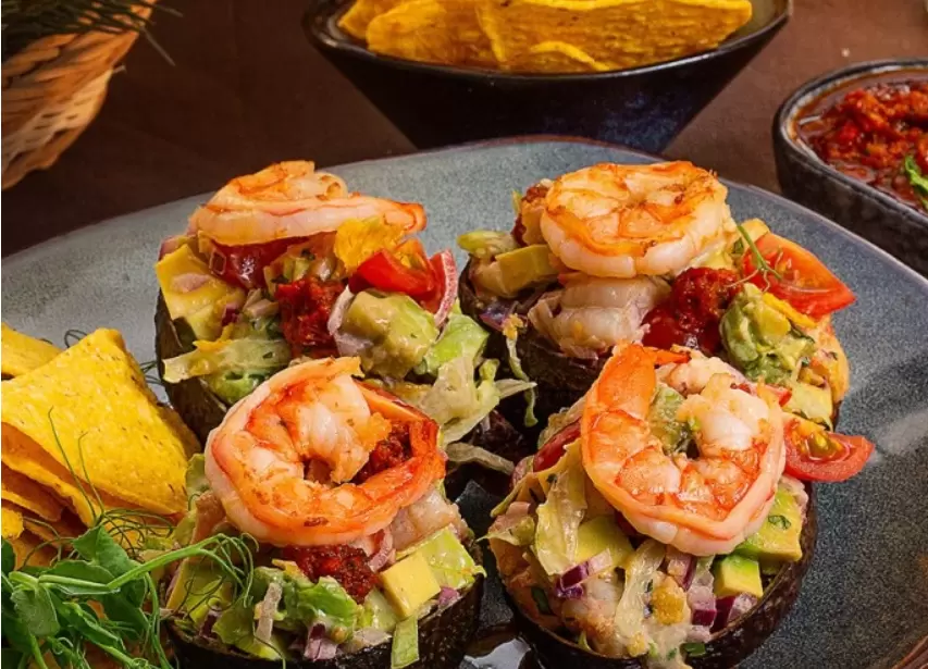 Восхитительный коктейль из тигровых креветок, который украсит ваш стол