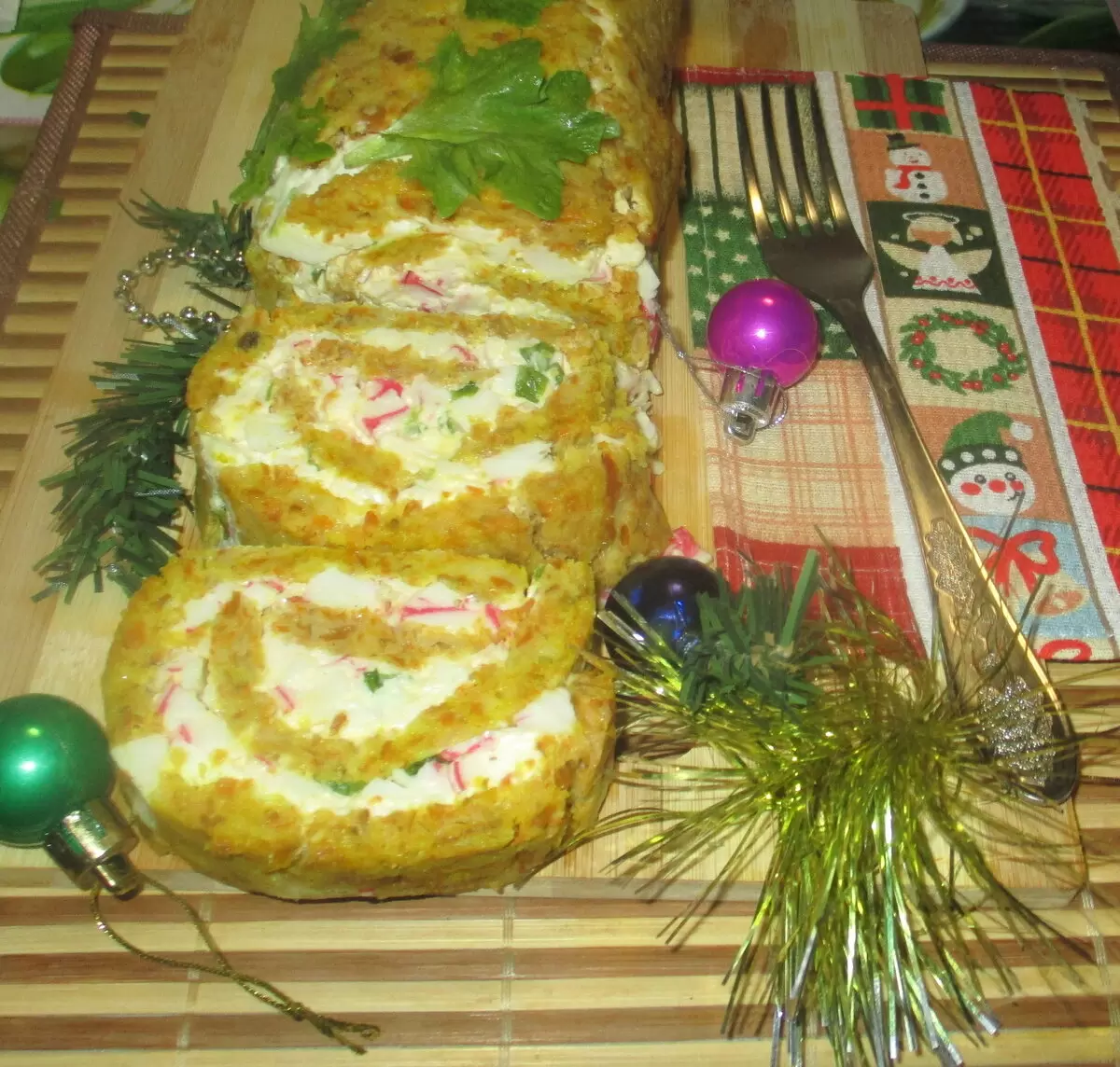 Нежный морковный рулет с сыром и крабами, который удивит ваших гостей