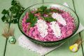 Салат с красной рыбой и свеклой: идеальное блюдо для праздника