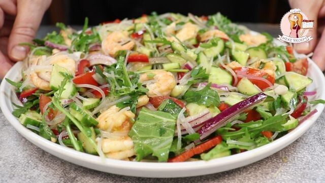 Салат с креветками и фунчозой: легкость и вкус за полчаса