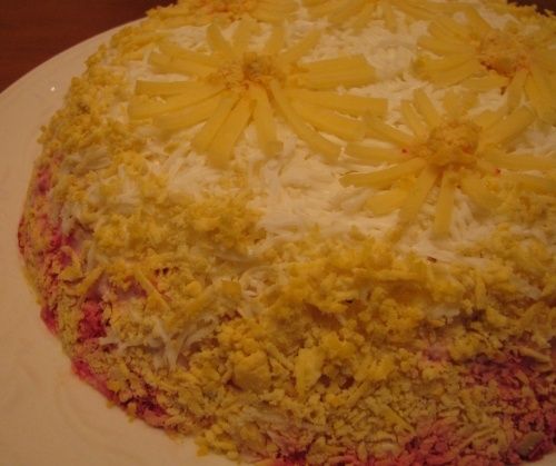 Селедка под шубой с сыром — непривычная изюминка привычного салата