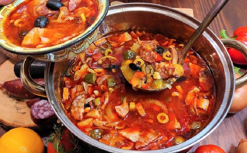 Секреты быстрой и насыщенной солянки: как удивить своих близких за те же 20 минут